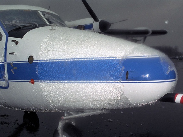  Hielo de gotas del agua congelada en el avión. 